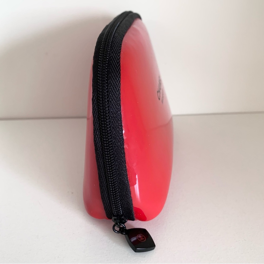Hold Chanel Red zippy pouch - Picture 9 of 15